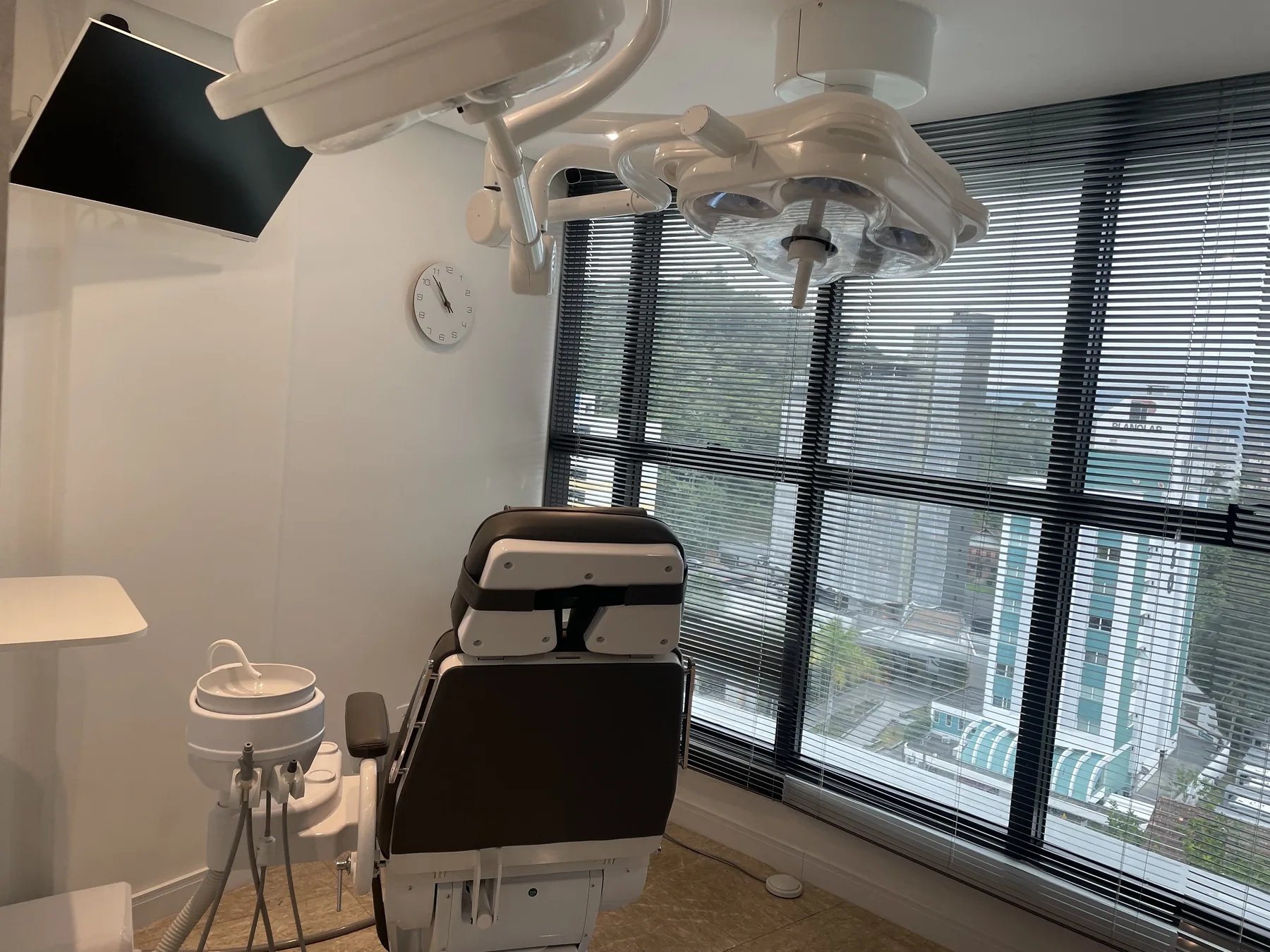 Interior da clínica Dr. Fernando Giovanella em Blumenau